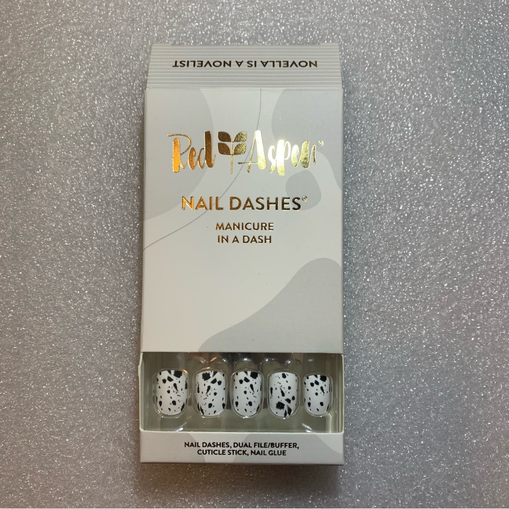 Red Aspen Black Speckle Press-On Nails - Nail Dashes